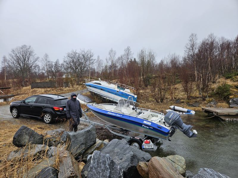 Båter klargjøres ved sjøkanten
