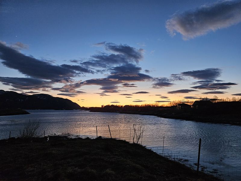 Fjorden og kystlinjen i skumringen