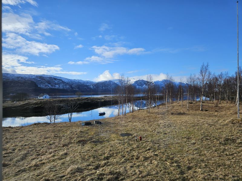 Utsikt over fjord, øyer og fjell