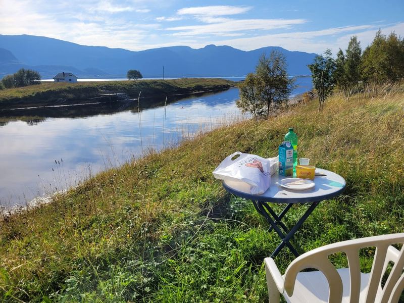 Dekket bord ved vannkanten en stille sommermorgen