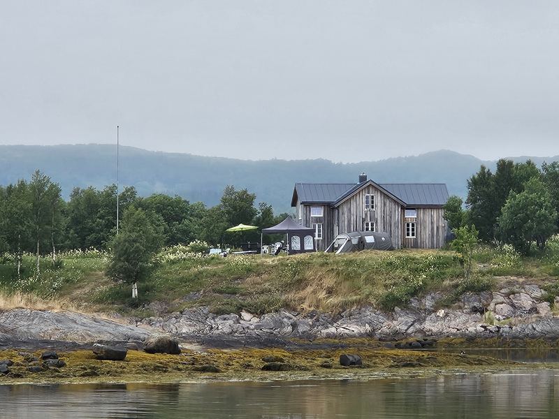 Galtnesethuset sett fra sjøen, med fjæra i forgrunnen