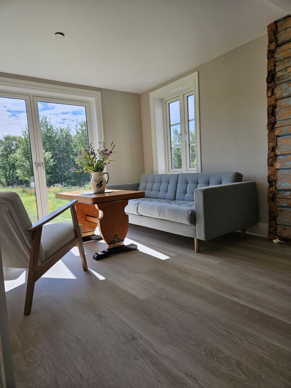 Stue med lesekrok og store vinduer