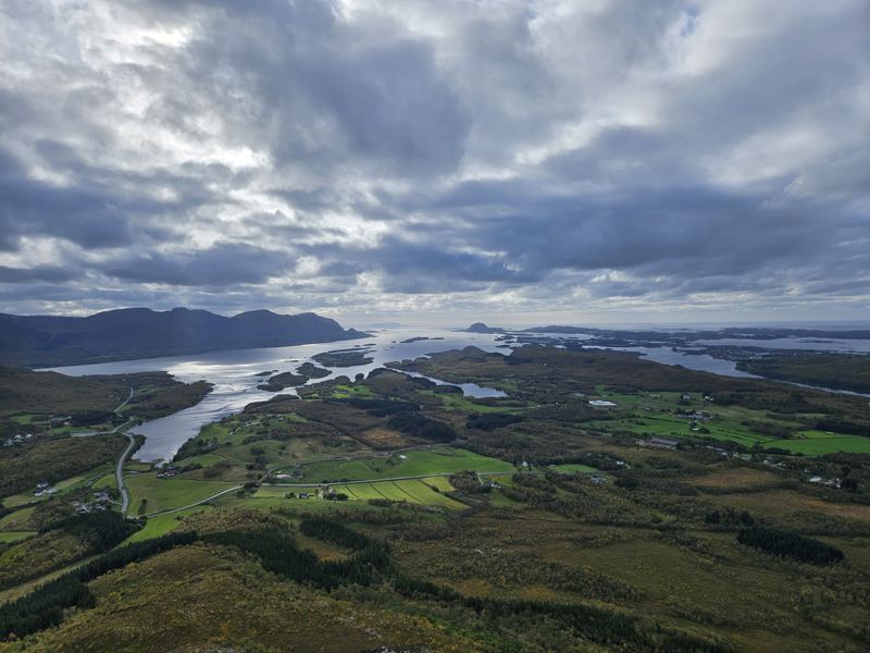 Helgelandskysten sett fra fjellet, med øyer og sund