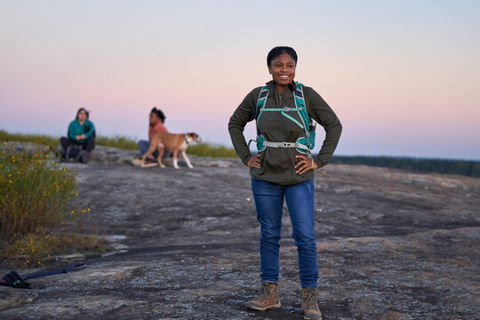 Personer på kysttur ved solnedgang