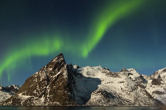 Nordlys over fjell