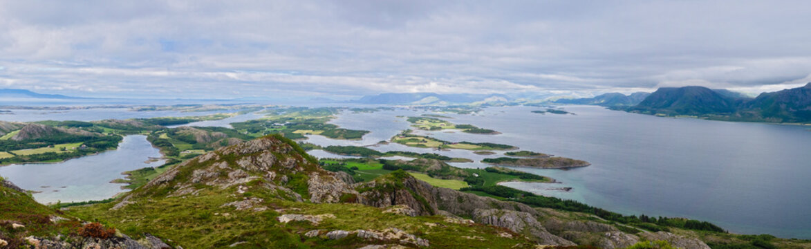 Øylandskap og fjord sett ovenfra