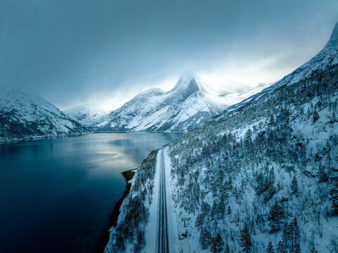 Vinterfjord og fjell
